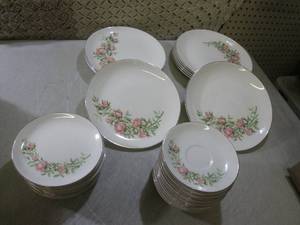 (D-1) Vintage Crown Potteries Dishe...