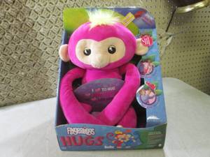 (F-0) Fingerlings Hugs Bella...