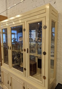 lot 2 image: Bernhardt - Flair Asian Inspired Display CabinetHutch