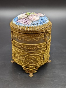 lot 12 image: Porcelain Flower Topped Powder Jar