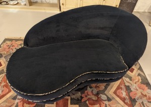 lot 4A image: Lovely Curved Black Chaise Lounge