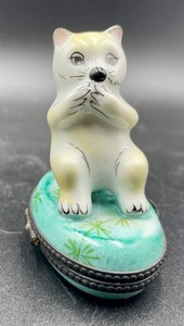 lot 104 image: Lovely Limoges of France Trinket Box
