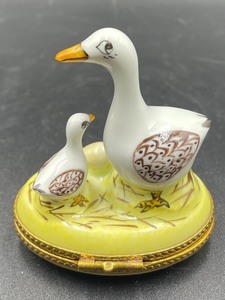 lot 101 image: Limoges of France Trinket Box