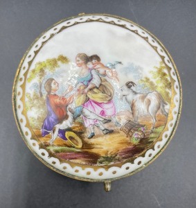 lot 115 image: Classy Trinket Box