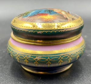 lot 110 image: Vintage Porcelain Trinket Box