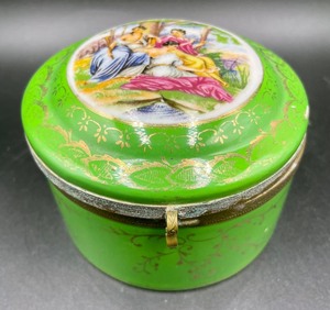 lot 121 image: Bright and Beautiful Trinket Box