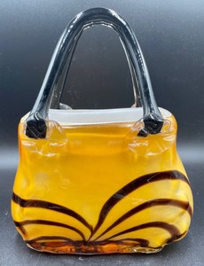 lot 123 image: Adorable Art Glass Handbag