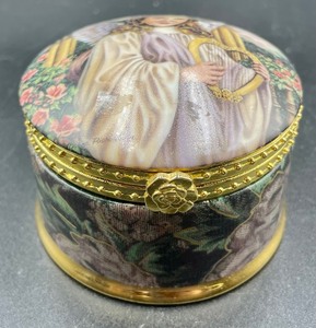 lot 140 image: Harmony Gardens of Innocence Music Box Collection Trinket Box