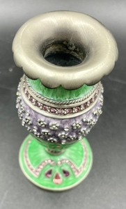 lot 143 image: Twos Company Petite Vase
