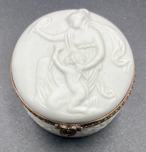 lot 152 image: Limoges of France Art Deco Design Trinket Box