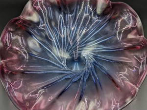 lot 71 image: Beautiful Blue and Pink Swirled Art Glass Bowl