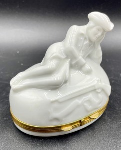 lot 180 image: Chamart Limoges of France Trinket Box