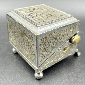 lot 229 image: Vintage Musical Metal Typewriter Figurine