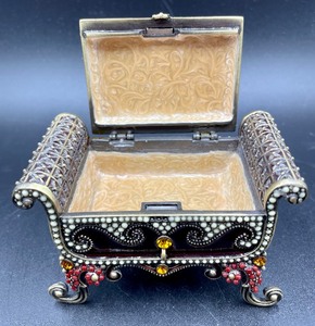 lot 219 image: Delightful Trinket Box