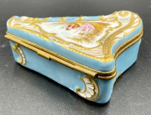 lot 186 image: Classy Trinket Box