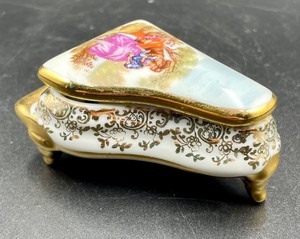 lot 191 image: Porcelaine dArt Limoges Piano Shaped Trinket Box