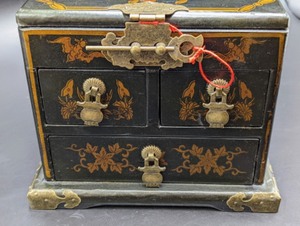 lot 283 image: Vintage Chinese Jewelry Box