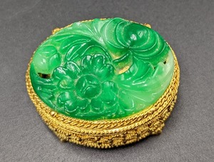 lot 244 image: Vintage Florenza Stone Topped Pill Box