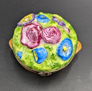 lot 246 image: Limoges Petit Main Flower Basket Trinket Box