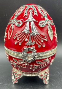 lot 337 image: Sankyo Musical Egg with Small Dancing Figurines Inside
