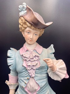 lot 336 image: Detailed Figural Statue