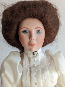 lot 426 image: Arlene Siegel Glamour of the Gibson Porcelain Doll