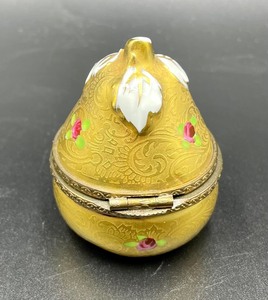 lot 373 image: Delightful Dumont of France Trinket Box