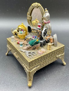 lot 383 image: Sweet Romance Trinket Box