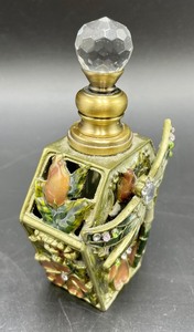 lot 449 image: Pretty Perfume Bottle
