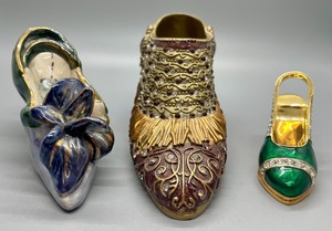 lot 323 image: Dazzling Shoe Decor - Four Miniature Shoe Figurines