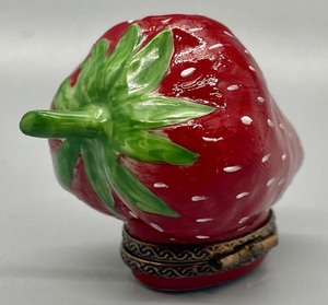 lot 324 image: Sweet Limoges France Strawberry Trinket Box