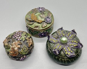 lot 440 image: Beautiful Floral Enamel Trinket Boxes