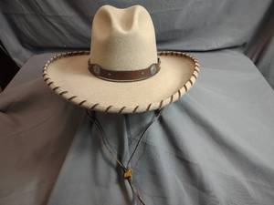 lot 11 image: Renegade XX Fur Blend Size 7 18 59 Cowboy Hat