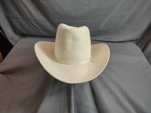 lot 12 image: American Hat Size 7 38 Cowboy Hat