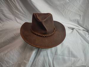 lot 21 image: Minnetonka Genuine Leather Hat Size Medium