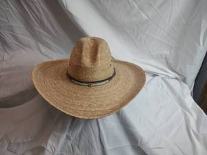 lot 27 image: One Size Straw Hat Made in Mexico