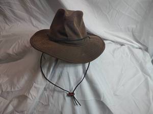 lot 30 image: Paramount Outdoors Hat