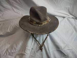 lot 33 image: Real Tree Hat