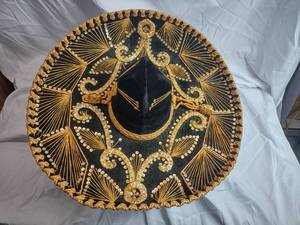 lot 35 image: Pigalle Sombrero