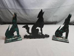 lot 113 image: Metal Cutout Wolves Dcor