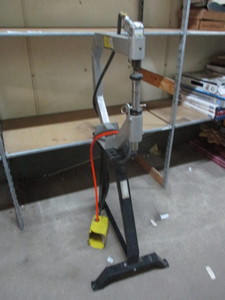 lot 29 image: Central Pneumatics Plenishing Hammer