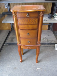 lot 27 image: Jewelry Tower