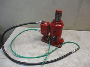 lot 31 image: Air over Hydraulic Bottle Jack