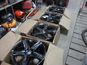 lot 70 image: 4 SRT Jeep Grand Cherokee Wheels