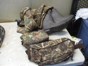 lot 118 image: Hunting Hand Muff Seat Pad Size 8 Waders