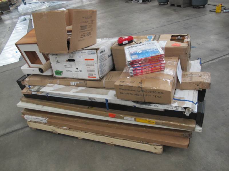 lot 304 image: Pallet of Miscellaneous Home Items - Doors, Shower Glass Panes, Blinds, Columns, etc.