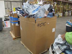 lot 350 image: Pallet of Unchecked Lightweight Vinyl PE Billboard Tarps - 535 pounds