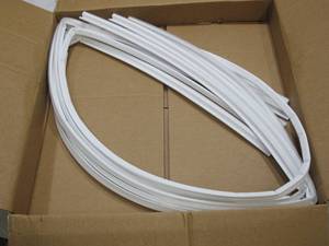 lot 365 image: 5 Packs of Frost King DS8W25 Replacement Door Seal for Kerfed Millwork Doors, 1 x 8 Ft, White