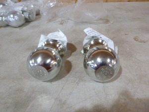 lot 12 image: 2 Valley 2 516 Tow Balls