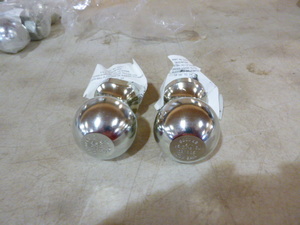 lot 13 image: 2 Valley 2 516 Tow Balls